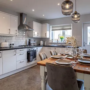 Modern 3 Bedroom House With Parking United Kingdom